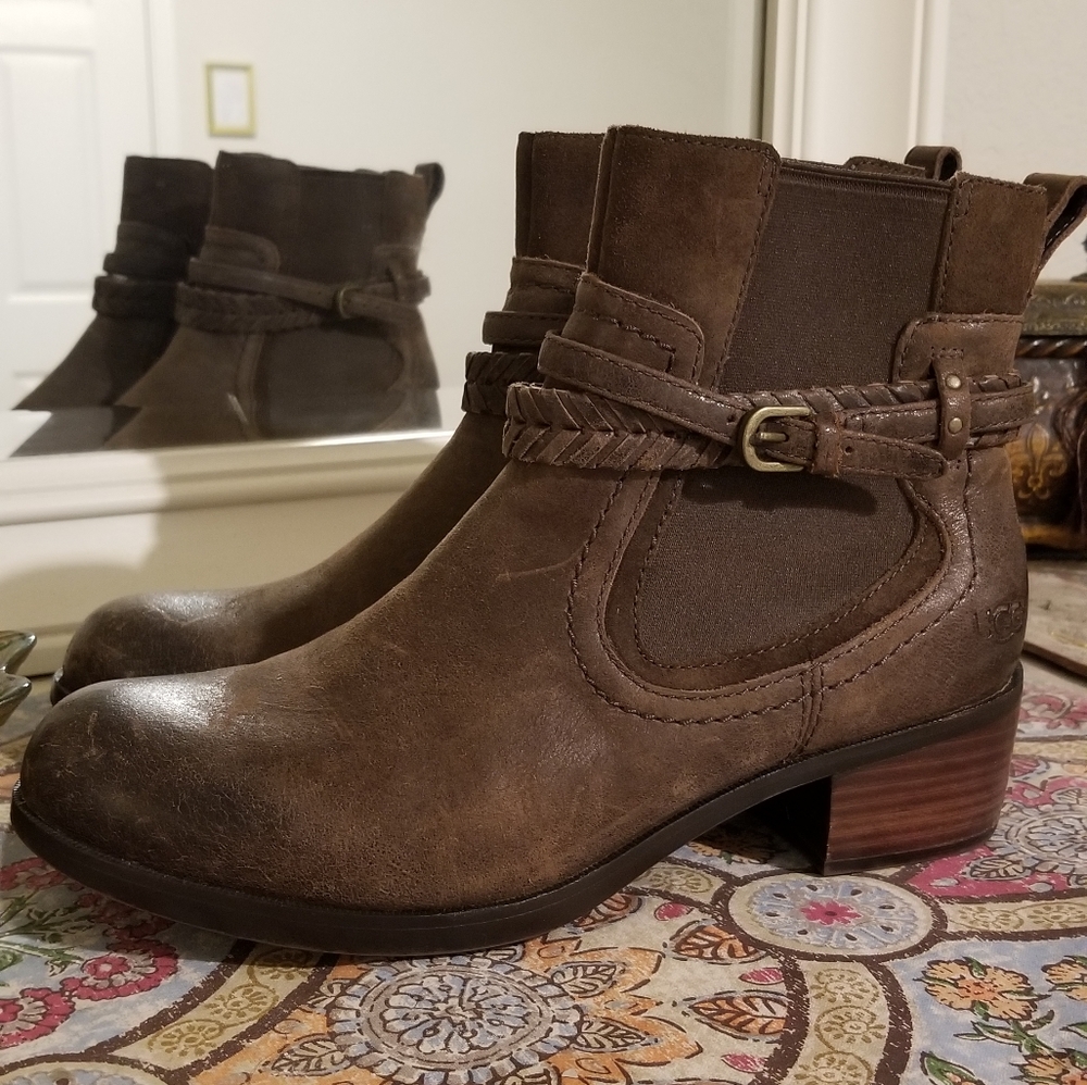 Never Worn Distressed Style Women's UGGs sz 8.5